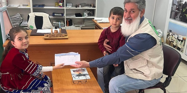 Küçük çocuk harçlıklarını Gazze için bağışladı