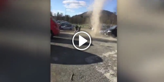 Küçük çocuk hortumun ortasında kaldı!