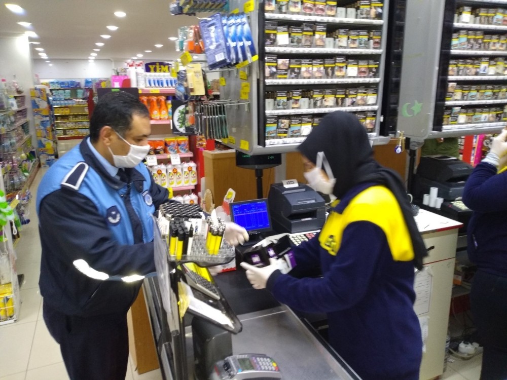 Küçük çocuk ihtiyaçlarını karşılayan ekiplere resim çizerek teşekkür etti 