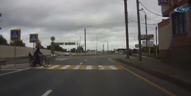 Küçük çocuk metrelerce uzağa fırladı