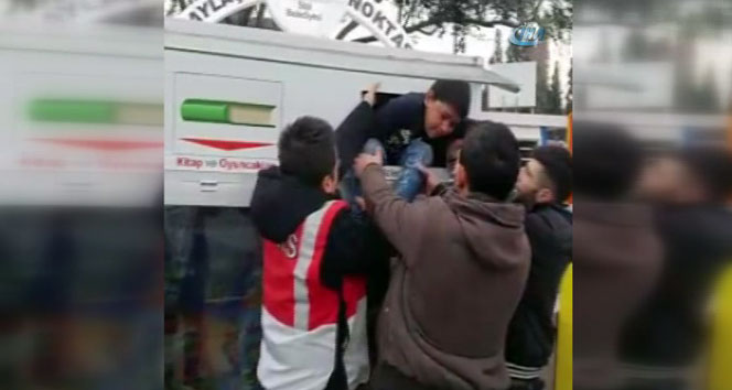 Küçük çocuk oyuncak kutusunda sıkıştı