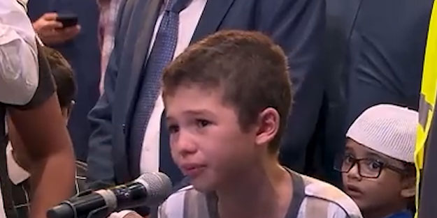 Küçük çocuk ve Mutfi Menk arasında geçen dini sohbet duygulandırdı