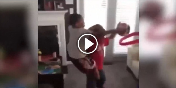 Küçük çocuktan inanılmaz smaç!