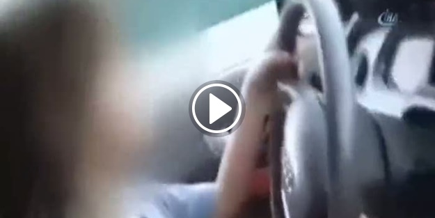 Küçük çocuktan trafikte tehlikeli hareketler