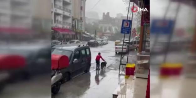 Küçük çocuktan yağmur altında insanlık dersi