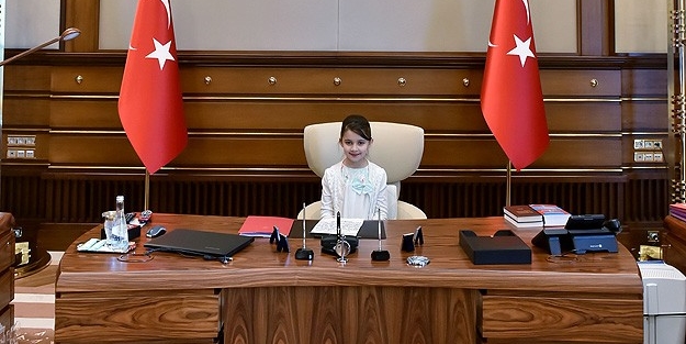 Küçük Cumhurbaşkanını fena sıkıştırdılar