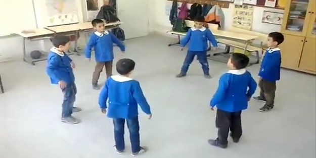 Küçük Efelerin zeybek oyunu