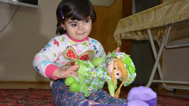 Küçük Esma sokakta yüzünü kapatmadan gezmek istiyor