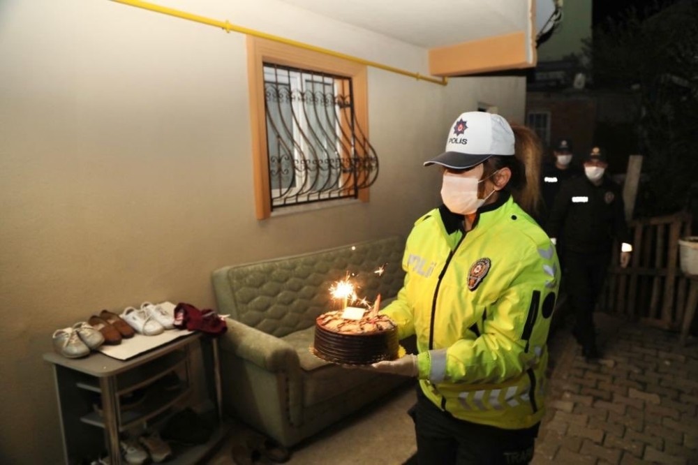 Küçük Hamza’nın doğum gününü polis kutladı 