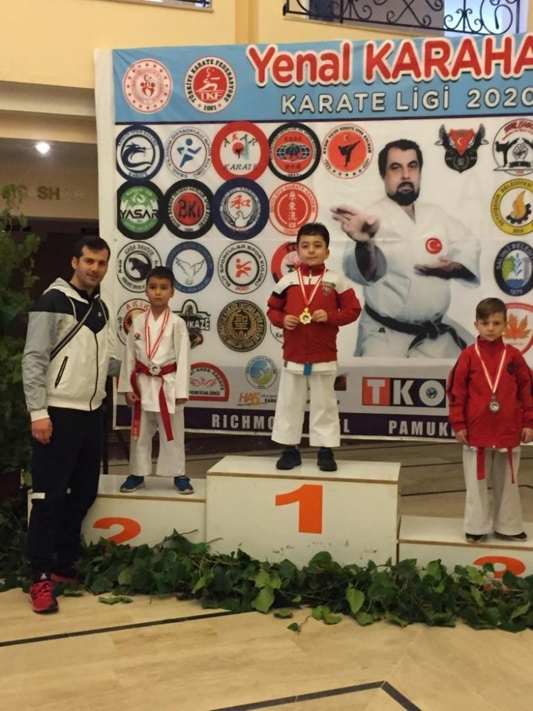 Küçük karateciler dereceleriyle göz doldurdu 