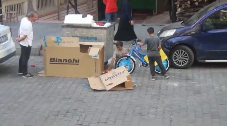 Küçük kardeşlerin bisiklet hayali emek verdikleri konteynerden çıktı 