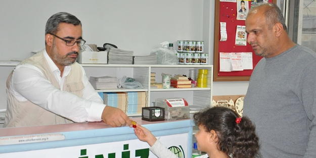 Küçük kız çocuğu altın küpelerini Gazze için bağışladı