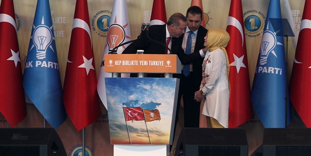 Küçük kız Erdoğan konuşacağı sırada kürsüye fırladı
