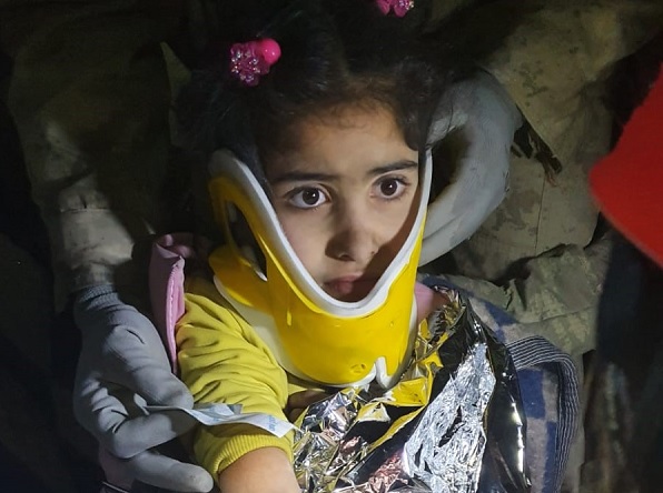 Küçük kız herkesi ağlattı! Enkazda onlarca ağırlığı kaldıran kız bakın neden korttu