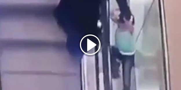 Küçük kız yürüyen merdivene kapıldı!