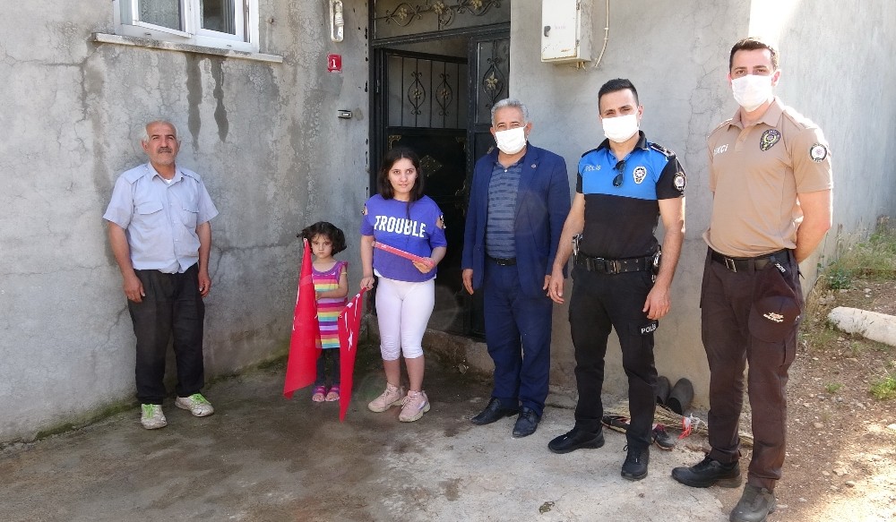 Küçük kıza polislerden sürpriz 