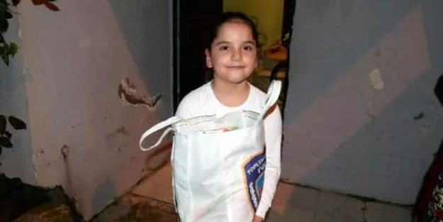 Küçük kızın cips ve çikolata isteğini polis geri çevirmedi