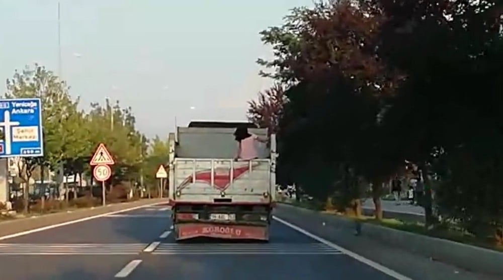 Küçük kızın kamyon kasasında tehlikeli yolculuğu 