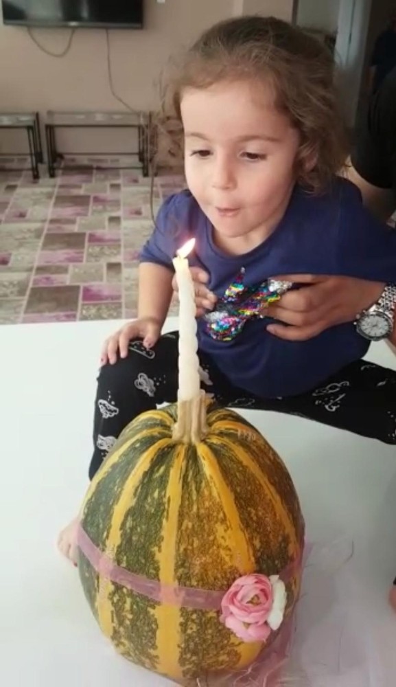Küçük kızın mum ile imtihanı 