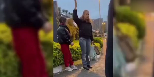 Küçük kızını döven anne vatandaşlar tepki gösterince kızını bırakıp gitti!