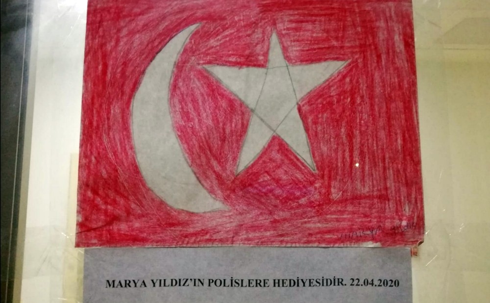 Küçük Marya’nın polislerden bayrak istemesi duygulandırdı 