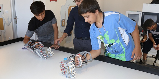 Küçük mucitler robotik kol geliştirdiler