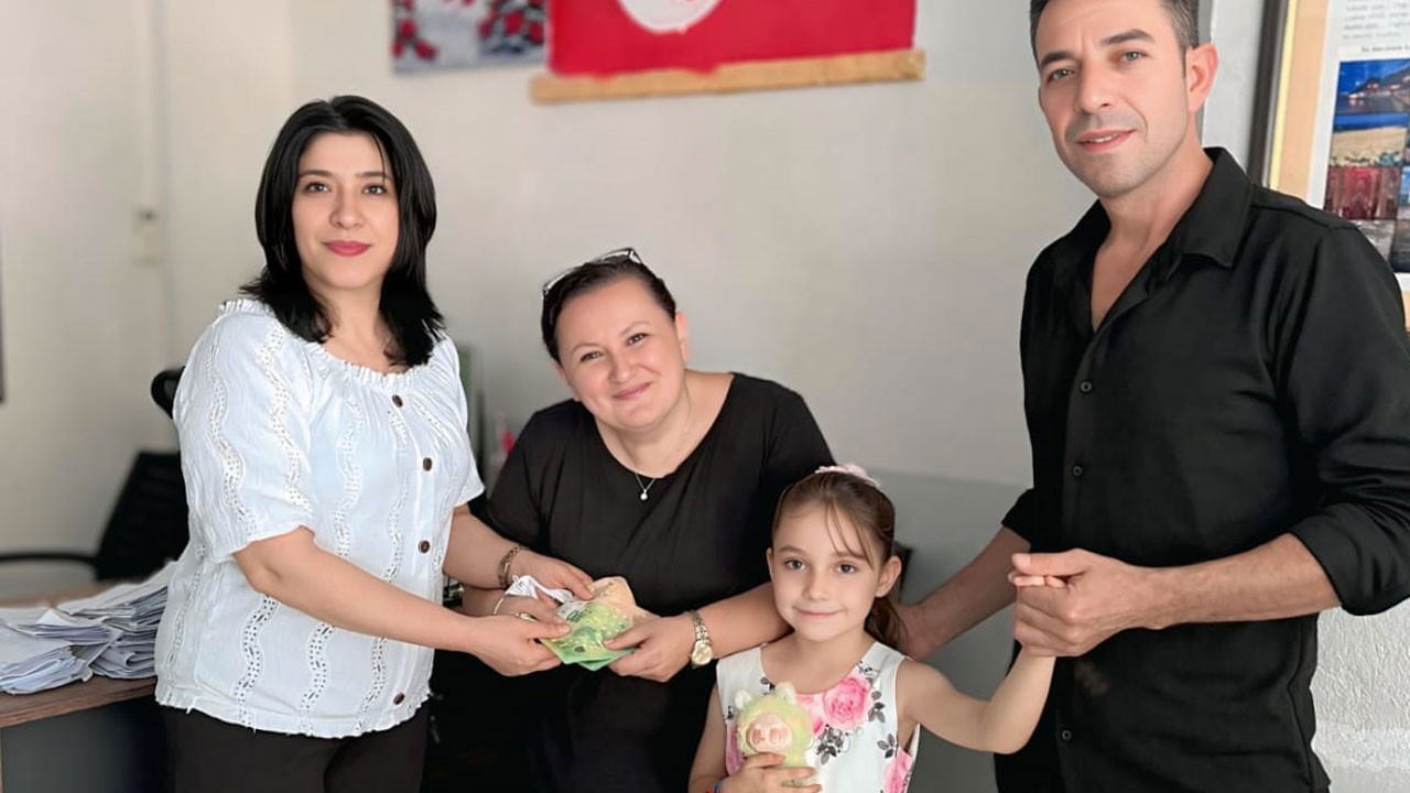 Küçük Nida’nın örnek davranışı! Bulduğu 1700 avroyu sahibine teslim etti