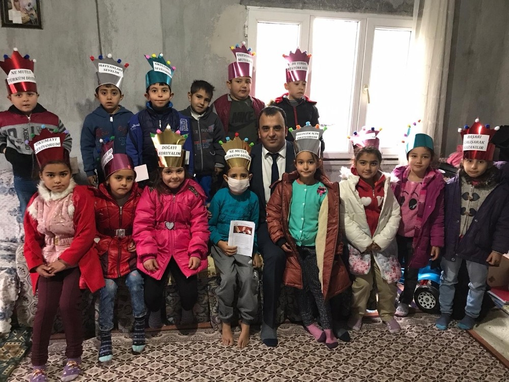 Küçük Ökkeş’in karnesini öğretmeni evine getirdi 