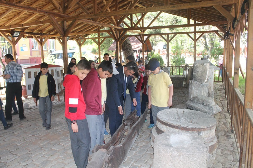 Küçük seyyahlar Eskigediz’i geziyor 