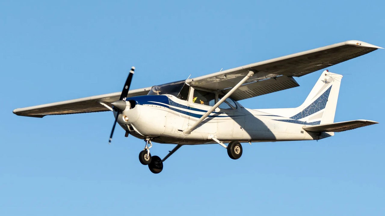 Küçük uçak düştü! 4 kişi hayatını kaybetti