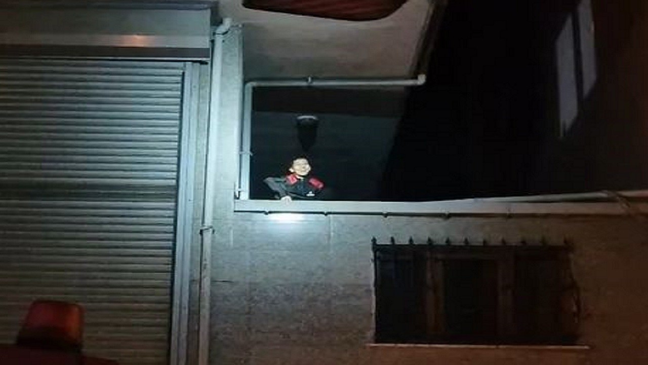 Küçük yaramaz bakın nerede mahsur kaldı