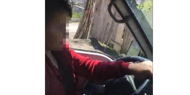İki çocuk babası çocuklarını kamyonetin direksiyonuna geçirdi!