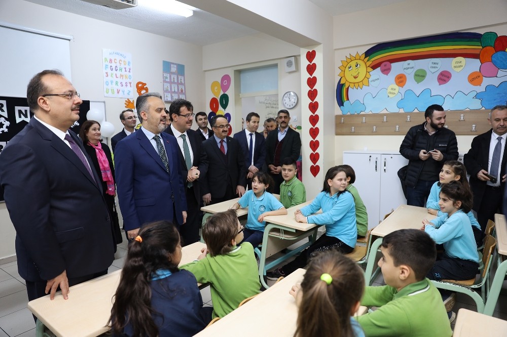 Küçük yazar karne aldı, protokole kitabını hediye etti 
