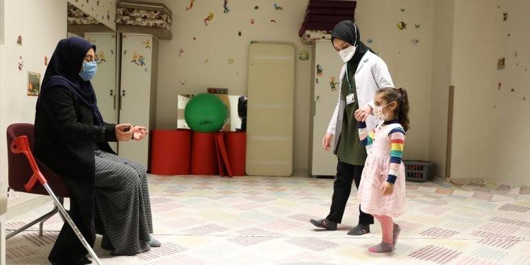 Küçük Yüsra ve annesi depremin acısını yüreklerinde taşıyor