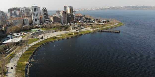 Küçükçekmece Gölü'nde tedirgin eden görüntü!