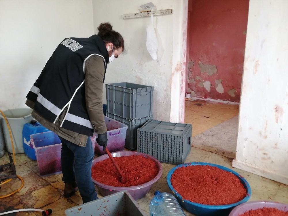 Küçükçekmece’de 1 ton 350 kilo kaçak nargile tütünü ele geçirildi 
