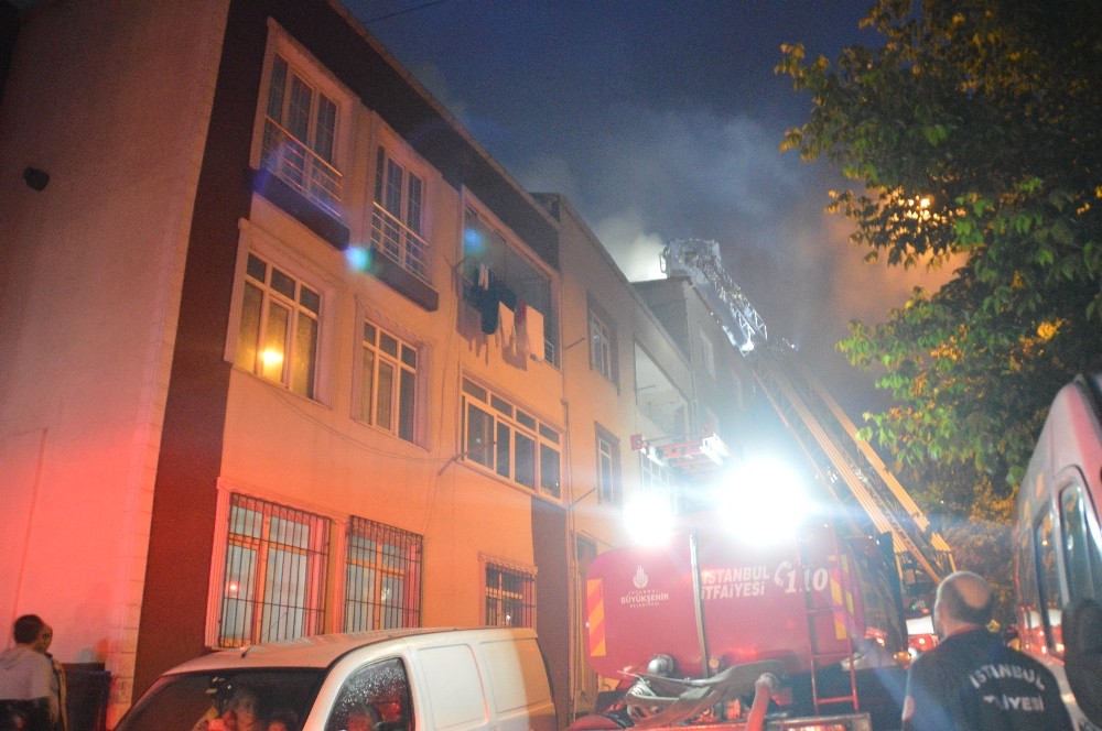 Küçükçekmece’de 4 katlı apartmanın çatısı alev alev yandı 