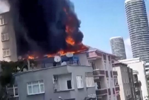 Küçükçekmece'de 4 katlı binanın çatısında korkutan yangın