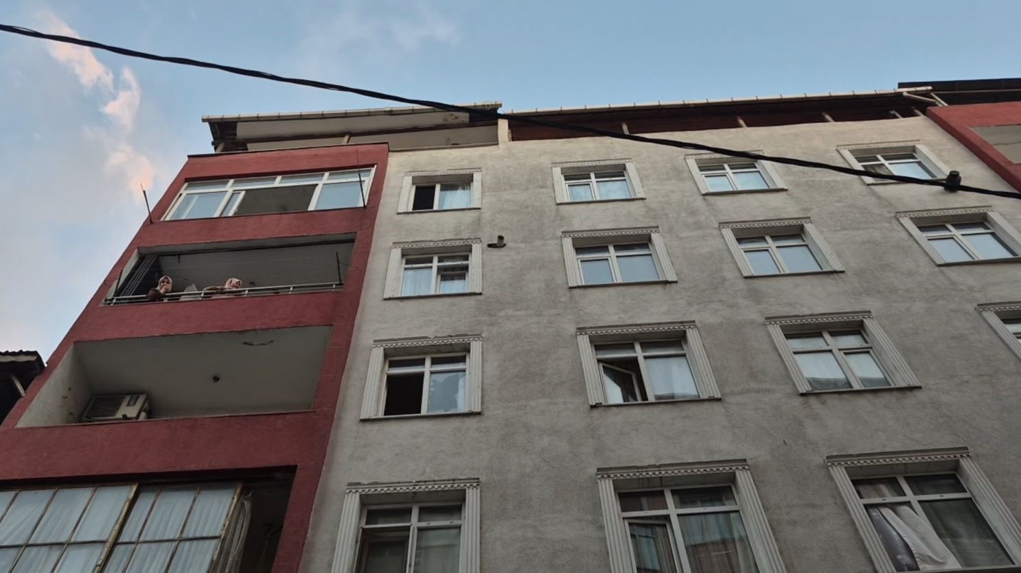 Küçükçekmece'de ailesini rehin alan şahıs 3. kattan aşağı atladı