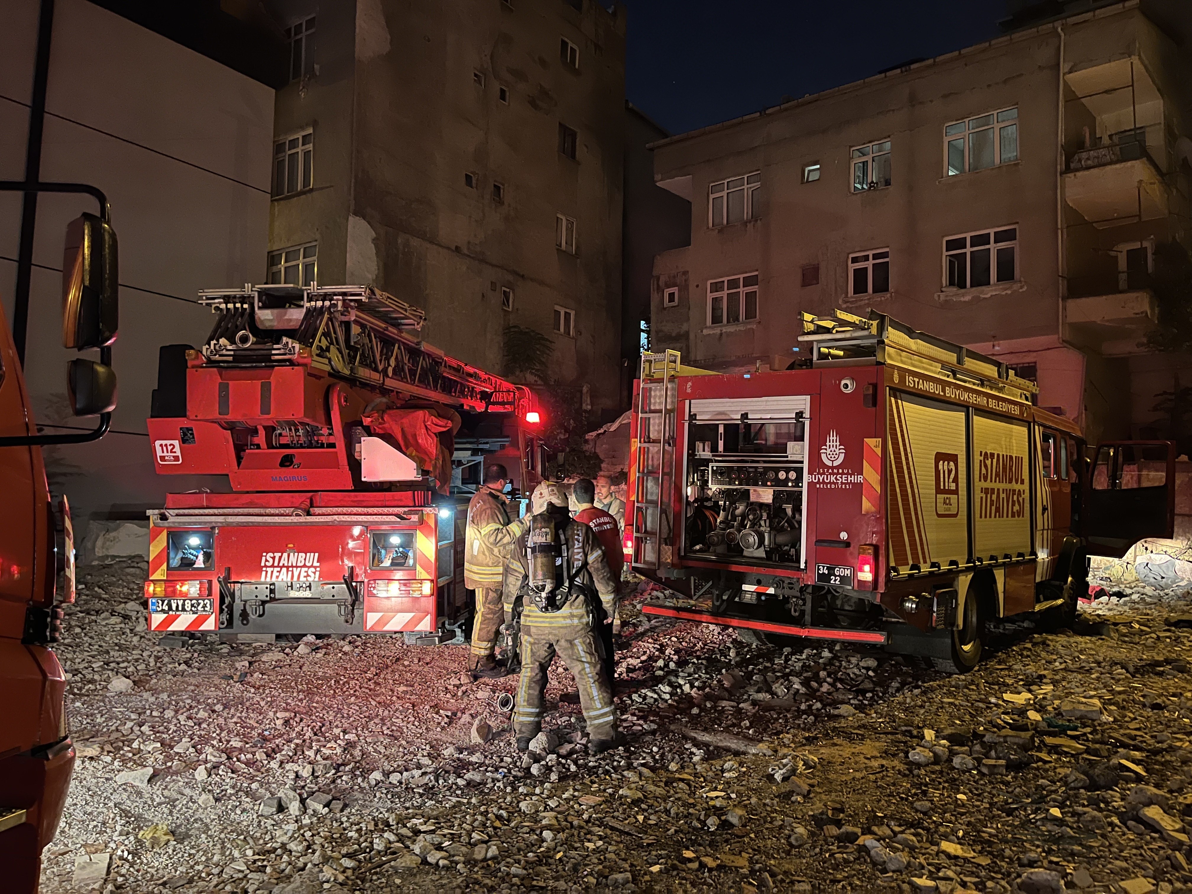 Küçükçekmece’de bina çatısında yangın