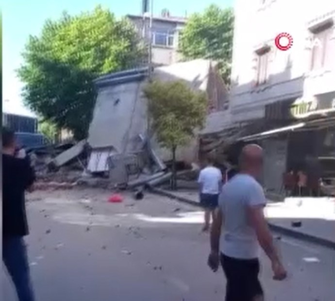 Küçükçekmece’de binanın çöktüğü an