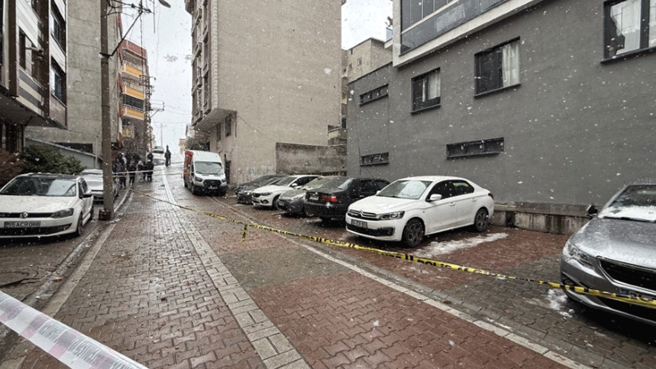 Küçükçekmece'de bir binaya yıldırım düştü: 1 kişi yaralandı!