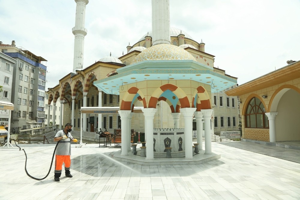 Küçükçekmece’de camiler dezenfekte edildi 