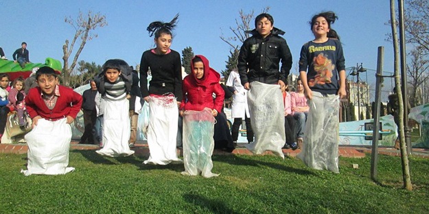 Küçükçekmece'de çocuklar dokuz taş oynuyor