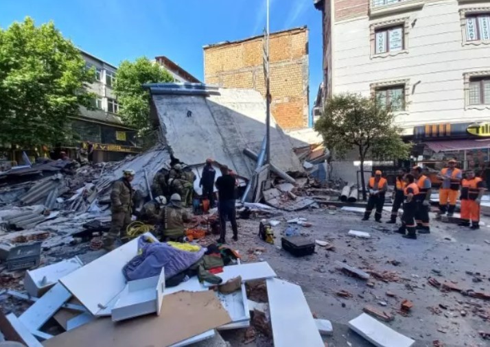 Küçükçekmece'de çöken binanın sahibi gözaltına alındı