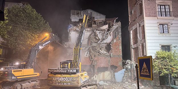 Küçükçekmece'de çöken binanın yanındaki bina yıkıldı!