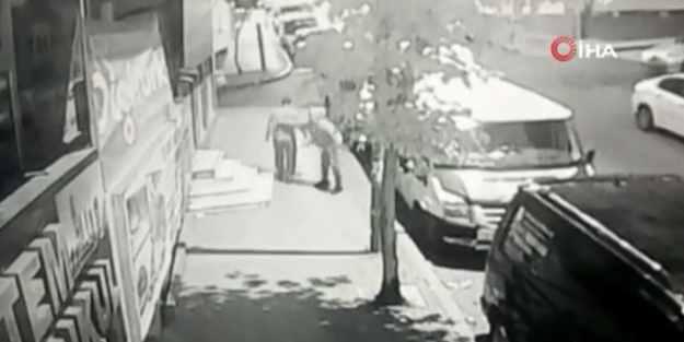 Yoldan geçenleri bıçakladı! Dehşet anları böyle görüntülendi