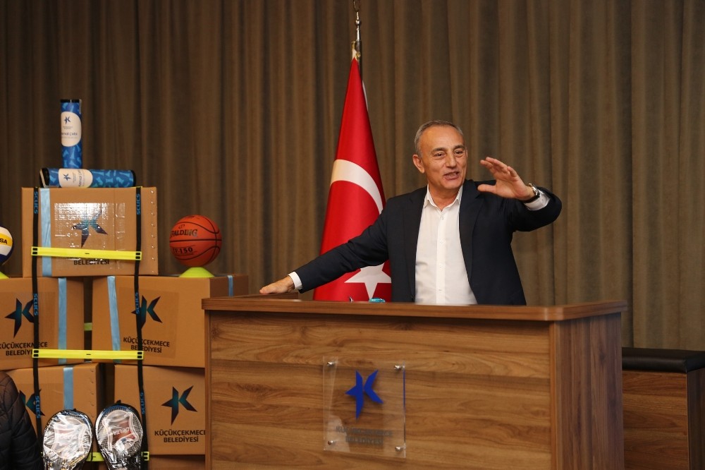 Küçükçekmece’de devlet okullarına spor malzemesi desteği 