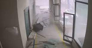 Küçükçekmece’de fırtına iş yerinin kapsını yerinden söktü