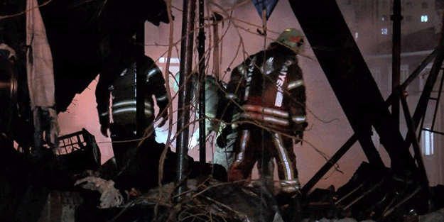 Küçükçekmece'de geri dönüşüm deposu alev alev yandı